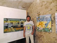 Автор со своими работами